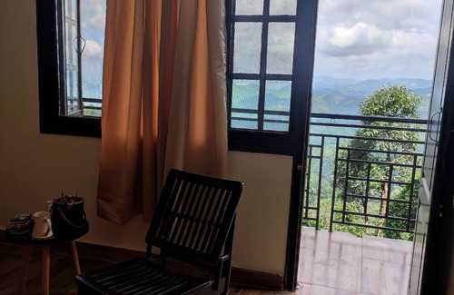 Shoghi Apartment | Jujurana - Valley View 1BHK Apartment | Wifi, Parking, Balcony | Near Shimla!