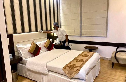 Connaught Place Hotel | Jukaso Inn Down Town