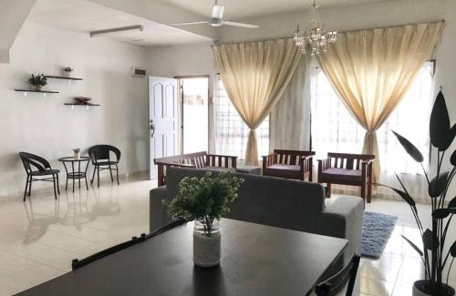 Ayer Keroh House | Julia Homestay Taman Tasik Utama MiTC