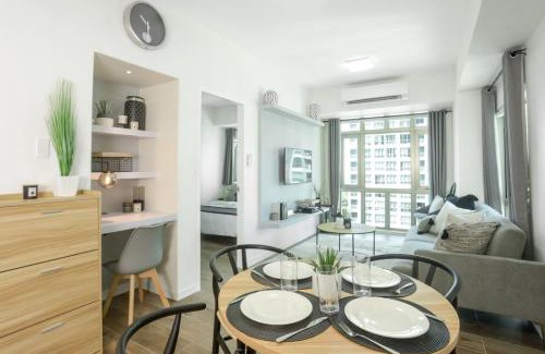 Bonifacio Global City Apartment | Julias Upscale Airy Getaway 1 BR Golf View