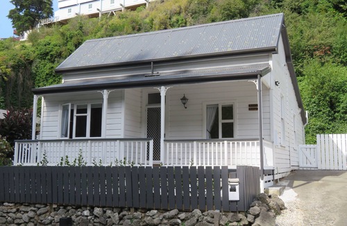 Bluff Hill Cottage | Juliet's Cottage - Napier Holiday Home