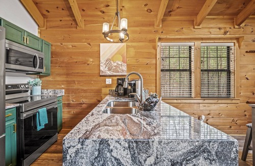 Gatlinburg - Pigeon Forge Cabin | July 14-16 Deal! #1 Honeymoon Cabin Cute Clean Comfortable Secluded