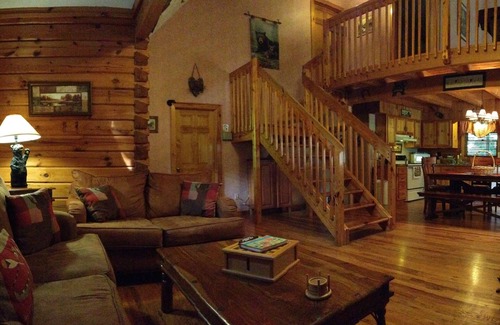 Gatlinburg - Pigeon Forge Cabin | July 14-19 Avail. Easy Roads-Near DW & Pkwy-Pvt Pkng-NEW Hot Tub-Pool Tbl-WiFi
