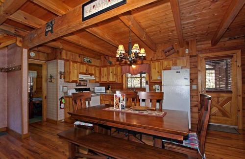 Gatlinburg - Pigeon Forge Cabin | July 14-19 Avail. Easy Roads-Near DW & Pkwy-Pvt Pkng-NEW Hot Tub-Pool Tbl-WiFi