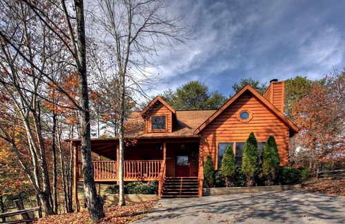 Gatlinburg - Pigeon Forge Cabin | July 14-19 Avail. Easy Roads-Near DW & Pkwy-Pvt Pkng-NEW Hot Tub-Pool Tbl-WiFi