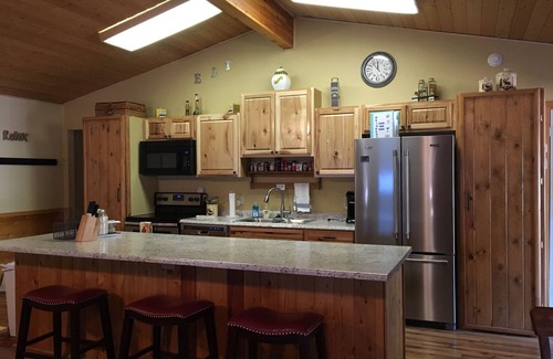 Pinetop Cabin | JULY CXL! Fab 2 bedroom Updated Family Cabin in PCC. Great Deck. Central A/C