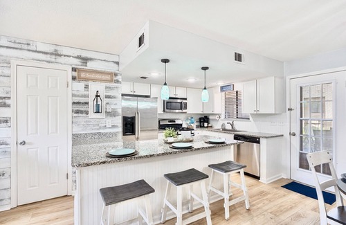 Panama City Beach House | June 1-8 Discounted- 2bed 1.5 bath-GOLF CART-11 POOLS-MINI GOLF-5 Star Home