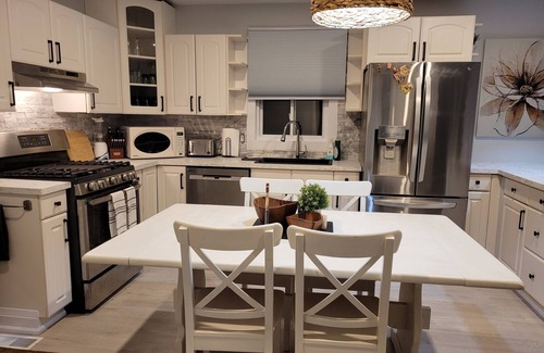 Crystal Beach Cottage | June Sale! Luxury 3 Bedrooms, 2 Bathrooms- Crystal Beach! 3 min walk to beach