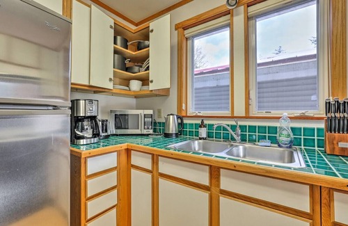 Downtown Juneau Apartment | Juneau Escape ~ Hiking ~ 5 min downtown~ glaciers