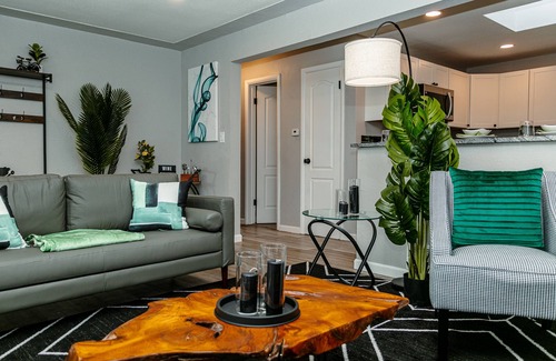 Berkley House | Jungle Escape - 4 BR - NEW & Modern - Wine - Backyard