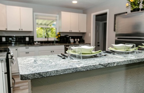 Berkley House | Jungle Escape - 4 BR - NEW & Modern - Wine - Backyard