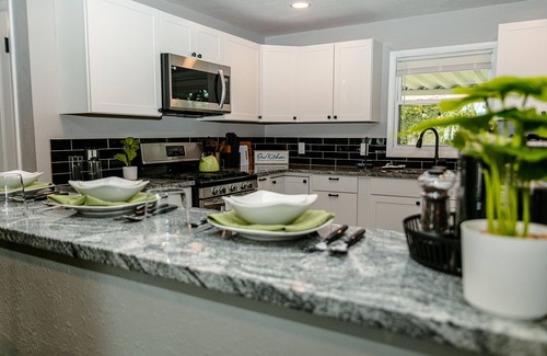 Berkley House | Jungle Escape - 4 BR - NEW & Modern - Wine - Backyard