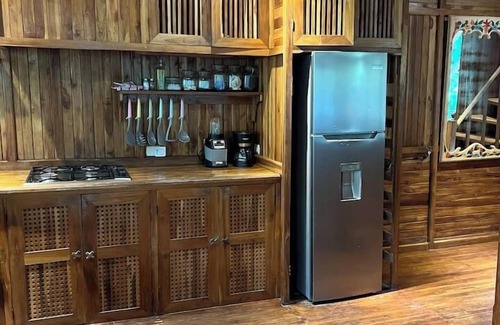 Cocles House | Jungle Room – Peaceful Stay Near Beach & Town