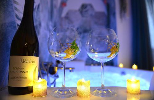 Pezenas Apartment | Jungle Spa - Cocon tropical et dépaysant avec balnéo en plein coeur de Pézenas !