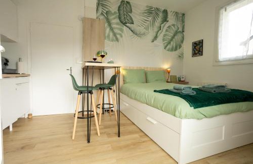 Montoir-de-Bretagne Apartment | Jungle Studio - Déco tropicale et confort moderne