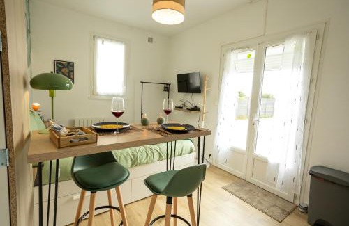 Montoir-de-Bretagne Apartment | Jungle Studio - Déco tropicale et confort moderne