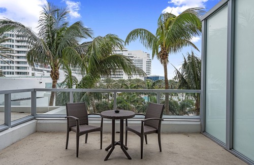 Mid Beach Apartment | Junior Suite at Fontainebleau Hotel Miami Beach