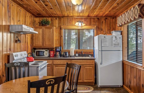 Greer Cabin | Juniper Cozy Cabin ; cozy retreat in mountains