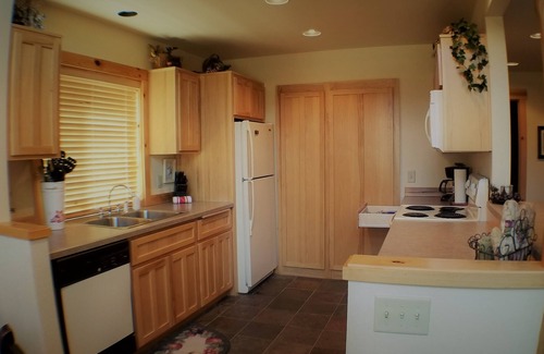 Redmond House | Juniper Tee, Private Hot Tub, Garage, watch to deer play