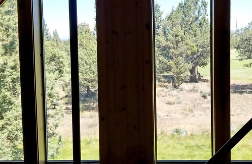 Redmond House | Juniper Tee, Private Hot Tub, Garage, watch to deer play