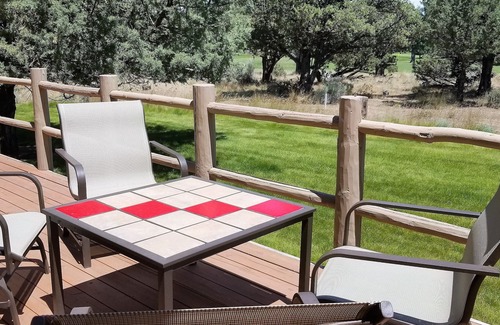 Redmond House | Juniper Tee, Private Hot Tub, Garage, watch to deer play