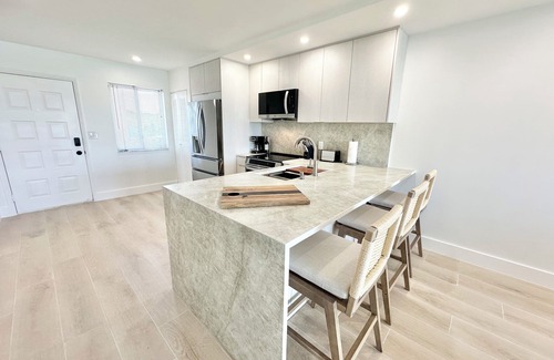 Jupiter Condo | JUPITER BEACH RETREAT WALK TO BEACH AND POOL!