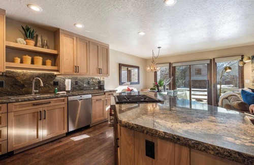 Deer Valley Cottage | Jupiter Peak by Avantstay Near Deer Valley Base w/Hot Tub!