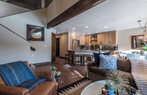 Deer Valley Cottage | Jupiter Peak by Avantstay Near Deer Valley Base w/Hot Tub!