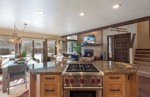 Deer Valley Cottage | Jupiter Peak by Avantstay Near Deer Valley Base w/Hot Tub!