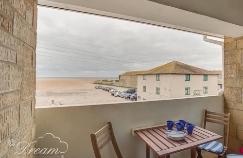 West Bay Apartment | Jurassic View