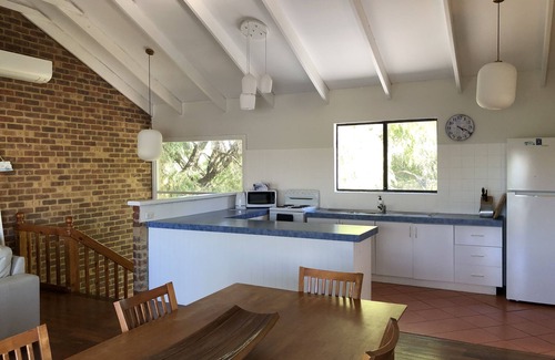 Quindalup House | Just 1 street from Beach. Relaxed holiday home, Ideal for family getaways. n