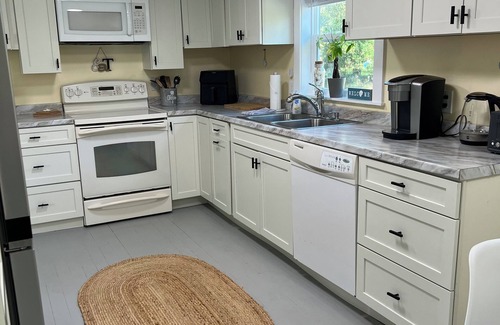 New Smyrna Beach House | Just 3 Miles from the Beach – Welcome to The Sunshine Cottage!
