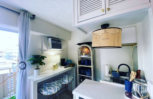 Waikiki Condo | Just 400 feet from the Kuhio Waikiki Beach.