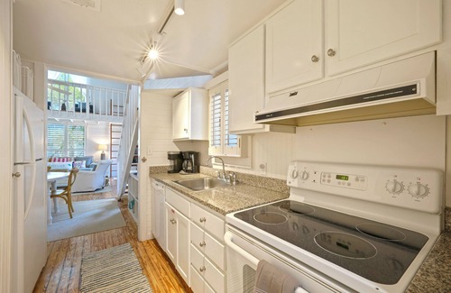 Seaside House | Just 5 Houses to Beach in Seaside! Sleeps Six + 2 Adult Bikes!