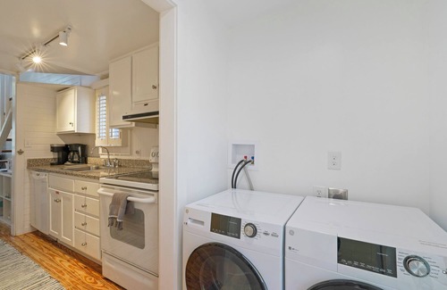 Seaside House | Just 5 Houses to Beach in Seaside! Sleeps Six + 2 Adult Bikes!