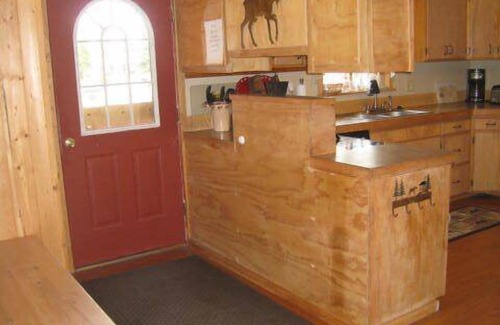 West Yellowstone House | Just a minute from Yellowstone! Family sized home w/deck Book Now for Summer!