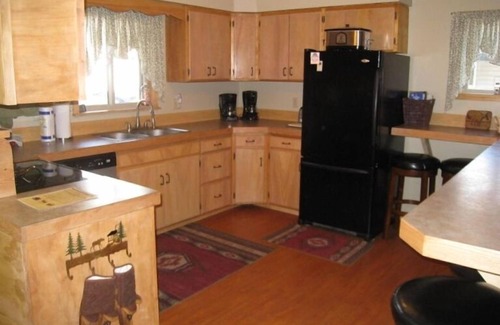 West Yellowstone House | Just a minute from Yellowstone! Family sized home w/deck Book Now for Summer!