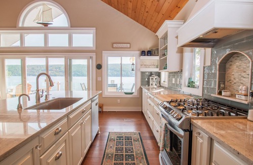 Town of Jerusalem House | Just Bluffin': Keuka Lake Luxury Rental + Hot Tub! Close to Wineries