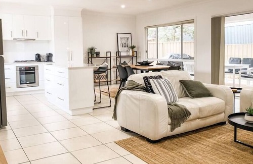 Wagga Wagga House | Just book it!! Florabelle.