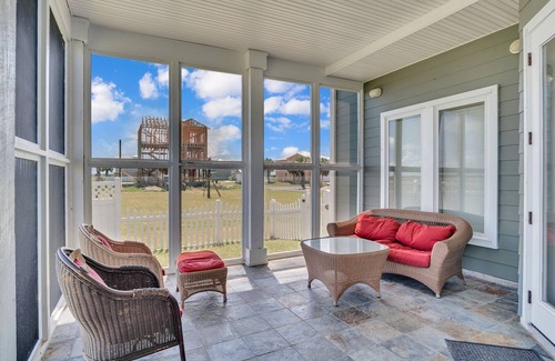 Port Aransas House | Just Breathe | Steps to Beach + Pool, Great Views!