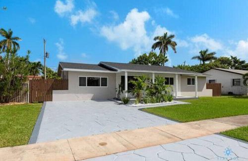 Hallandale Beach House | Just minutes driving to the Beach, Amazing Pool