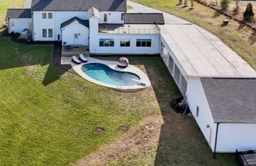 Beechgrove House | Just Pretend Mansion is a modern recreation of Elvis Presley’s Graceland mansion