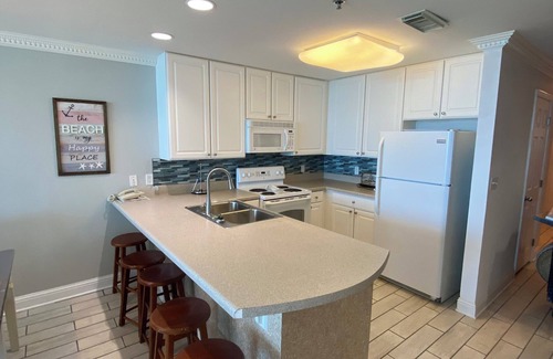 Gulf Shores Condo | JUST Refurbished & CLEAN! King & Queen bdrms-Twin Bunks, FIVE STARS, WOW views