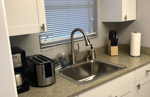 Harbor Beach Apartment | Just Renovated -1BR 1Bath,Pool,Parking,5 min walk 2 Beach 1