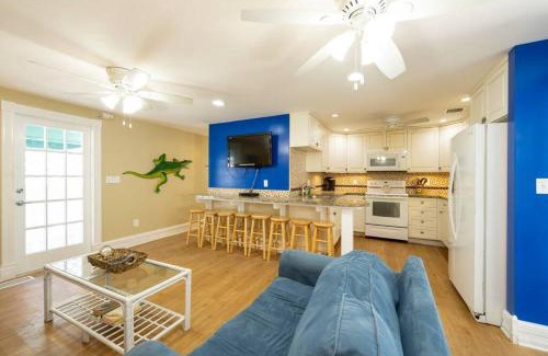 Old Town House | Just steps to Duval- Sleeps 10- Heated Pool House