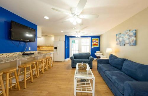 Old Town House | Just steps to Duval- Sleeps 10- Heated Pool House