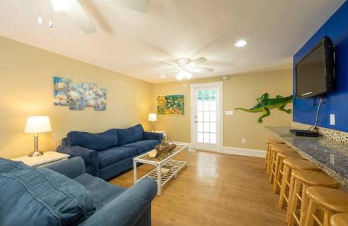 Old Town House | Just steps to Duval- Sleeps 10- Heated Pool House