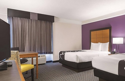 Guasti Hotel | Just What You Were Looking For! Spacious unit to Enjoy! Pool Access Free Parking