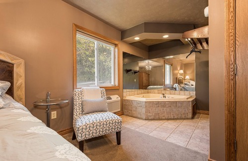 Farmington Hotel | JV Thompson | Jacuzzi Tub Historic Inn Room