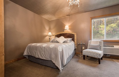 Farmington Hotel | JV Thompson | Jacuzzi Tub Historic Inn Room